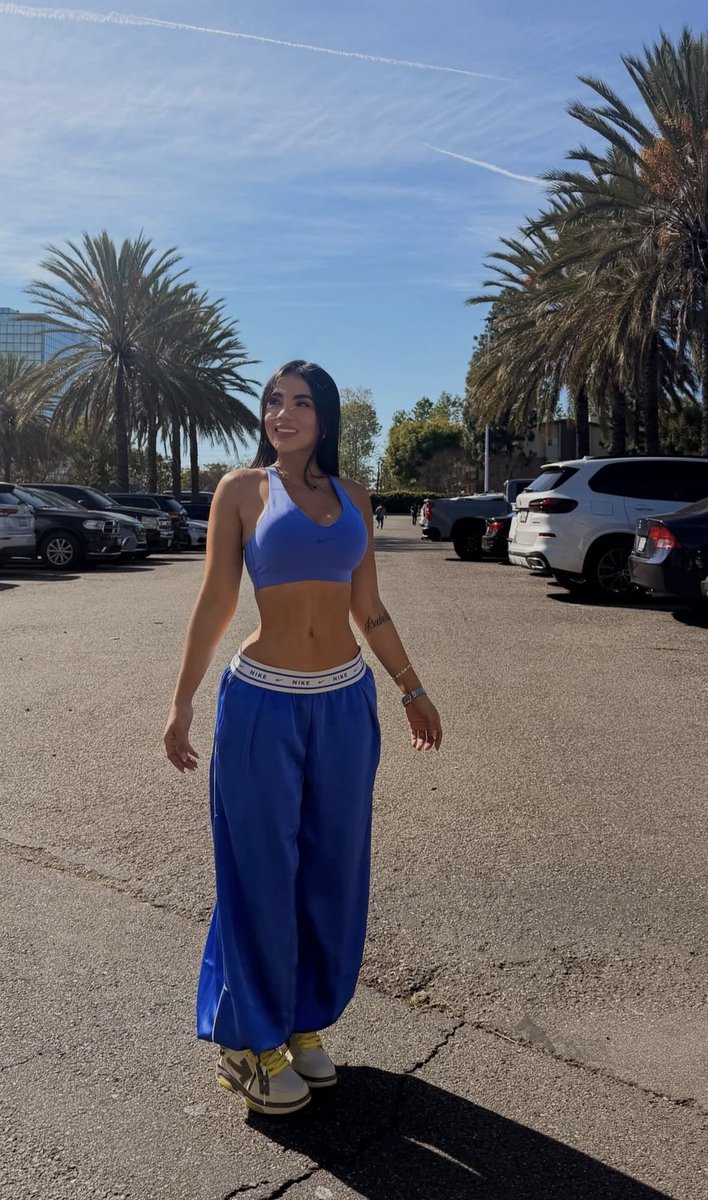 Háblenme de lo hermosa que está esta reina y de la cinturita que tiene😍💙🤤
#Karinagarcia