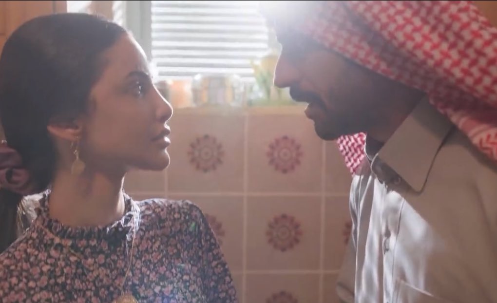 اخ حبيبتي حزنتني كيف خنقتها العبره هي قاعد تسوي كل شي عشان اهلها و تجبر نفسها ما تكسرهم مره ثانيه و الزفت هذا يصرخ عليها ما يملي عينه الا التراب
