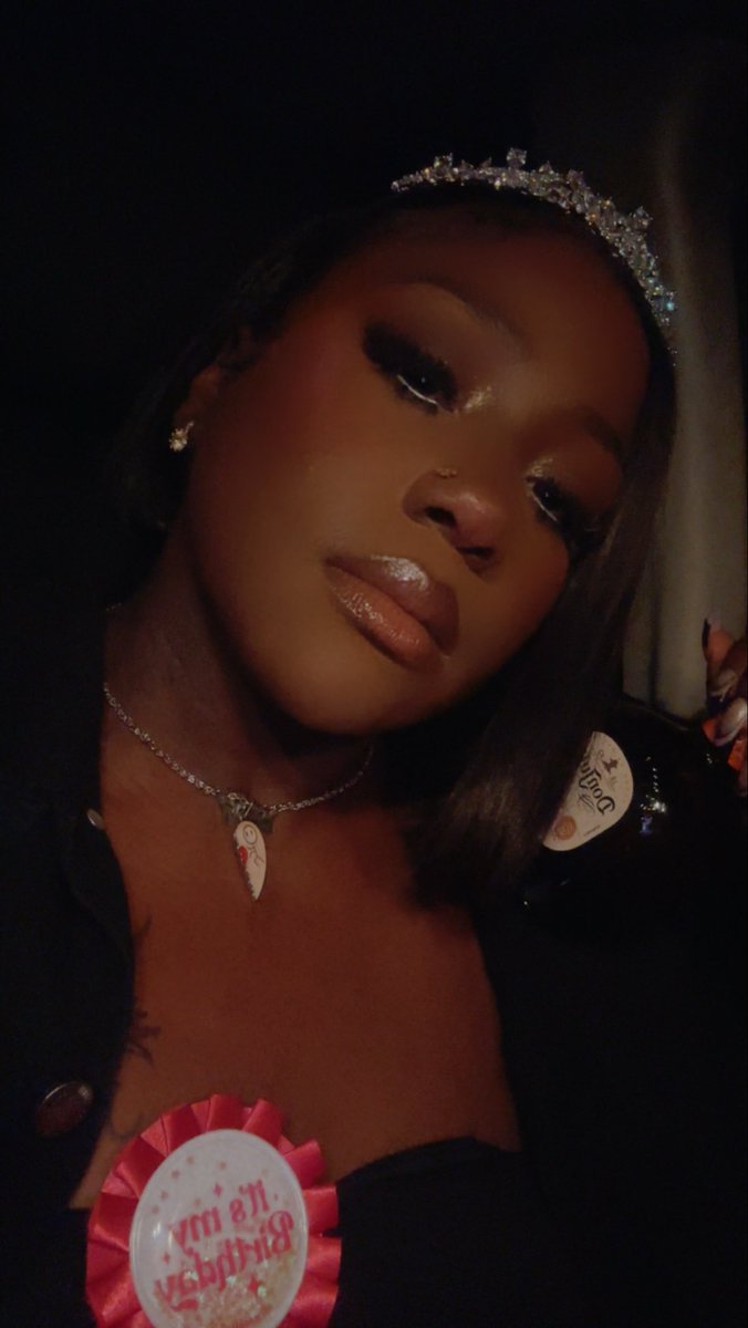 QueennE21's tweet photo. 🎈Chapter 29 🎂✨
Not everyone made it, but I still did — and I had a good time doing it.
Growth looks good on me.🥹💯 https://t.co/oOgLjLPdtj
