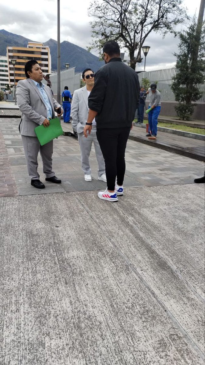 El miércoles pasado Sergio Peña recibió la visita de Víctor Tonato, uno de los ocho procesados en el caso Daunibio. Tonato presionó a Peña para que negocie con el gobierno y declare la inocencia de todos los involucrados. Lamentablemente, dejaron registro fotográfico 🤣 ABRO 🧵