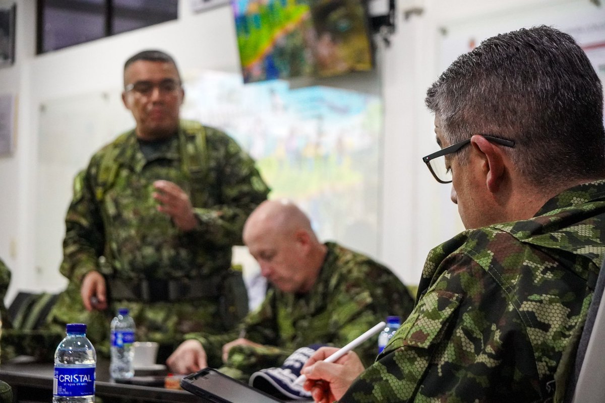 Tras la reunión operacional adelantada en San José del #Guaviare, junto a <a href="/COMANDANTE_EJC/">Mayor General Royer Gómez Herrera</a> y al Segundo Comandante de la <a href="/FuerzaAereaCol/">Fuerza Aeroespacial Colombiana</a>, evaluamos la operación en curso, determinando las acciones subsiguientes dentro del esfuerzo sostenido contra las estructuras de alias