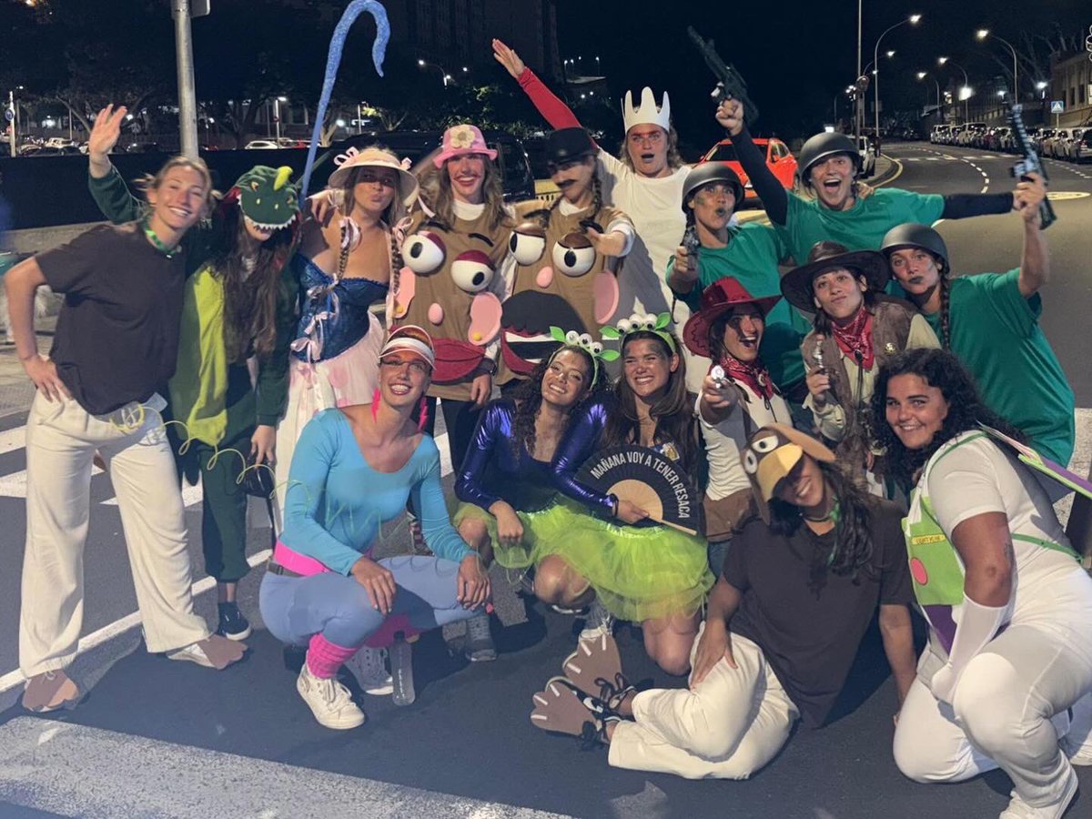 CNECHEYDE's tweet photo. 👋🏻 ADIÓS CARNAVAL 2026 🎭 En el Waterpolo #SantaCruzTenerifeEcheyde 🤽🏻♀️ triunfamos en las piscinas y en las calles con nuestros disfraces 🤪
🎉 #Carnaval2026 #carnavalsantacruzdetenerife #SCEnCarnaval 🎊 https://t.co/e7ET9oa2Hk