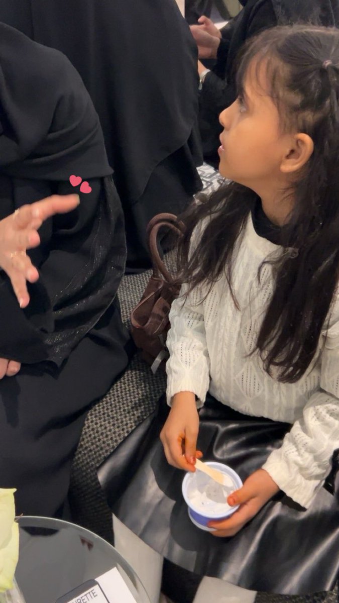 بليز تقولون ماشاءالله على علاقتنا أنا واختي الصغيره 
الكل يقول كاننا ام وبنتها ❤️