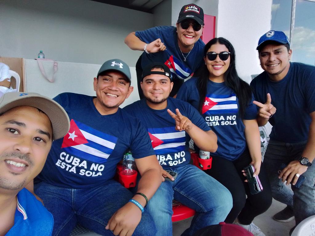 Compartiendo con amigos nicaragüenses solidarios en León quienes vinieron a disfrutar el segundo choque amistoso entre las selecciones de #Cuba y #Nicaragua.
#CubaNoEstáSola
#LeonRevolucion