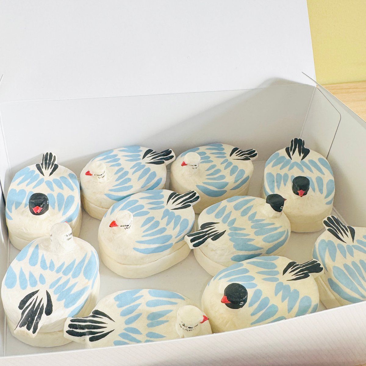 toriin ／ 張子
ゆりかもめの小物入れ 
83s.shop/items/696e016b…

渡鳥をモチーフにした小物入れ。赤いくちばしが愛らしいです。張子の良さを存分に引き出していて相性がいいですね。夏羽、冬羽があります。