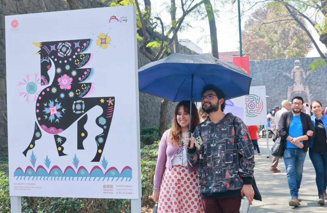 SpotlightBJ's tweet image. A #Beijing delegation staged a Year-of-the-Horse-themed flash mob in Mexico City, featuring folk music, traditional performances, a cultural market, and tourism promotions, boosting cultural exchange between China and Mexico.🐎 # #NewYear2026 #HappyChineseNewYear #Beijing2026