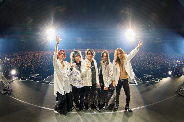 livedoornews's tweet photo. 【全文】真矢さん急逝 LUNA SEAメンバーが追悼「魂のビート、音楽への深い愛は決して鳴り止むことはありません」
https://t.co/yuiPuFJhCU

■メンバーコメント全文
皆様へ

LUNA SEAのかけがえのないドラマー真矢が、2026年2月17日18時16分 永眠いたしました。

2020年にステージ4の大腸がん、そして昨年には脳腫瘍も発覚し、7回の手術や治療を継続してきましたが、56年の人生に幕を下ろしました。

懸命なリハビリを続け、3月のライヴではドラムを叩くことを目指していた中、容態が急変し、あまりにも早い旅立ちでした。

生前、真矢は「また必ず5人でステージに戻る」と、誰よりも強く再起を信じ、病魔に立ち向かっていました。

その不屈の精神と、最後まで絶やさなかった太陽のような笑顔は、僕達メンバー、そしてスタッフ全員の希望の光でした。

彼が35年以上にわたって刻み続けた魂のビート、そして音楽への深い愛は、これからもLUNA SEAの物語の中で、決して鳴り止むことはありません。

これまで真矢を温かく支えてくださったファンの皆様には、心より深く感謝申し上げます。

なお、葬儀につきましてはご遺族の意向により、近親者のみで執り行わせていただきました。

後日、ファンの皆様と共にお別れができる場を改めて設けさせていただく予定です。
詳細は決定次第、ご案内いたします。

今はただ、真矢の魂が安らかであることを、メンバー一同と共に祈っていただけたら幸甚です。

2026年2月23日

RYUICHI、SUGIZO、INORAN、J／LUNA SEA