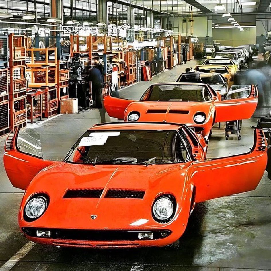 ✓⬜🟥 The production-line of #Lamborghini Miura, produced between