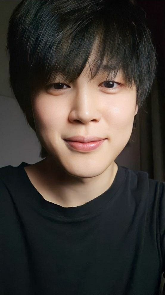 I think Jimin looks better without makeup. Korean entertainment companies put on strange, unusual makeup, especially for the eyes. Men's eye makeup is usually light, and it basically hides Jimin's red face. I support Jimin's natural beauty.
