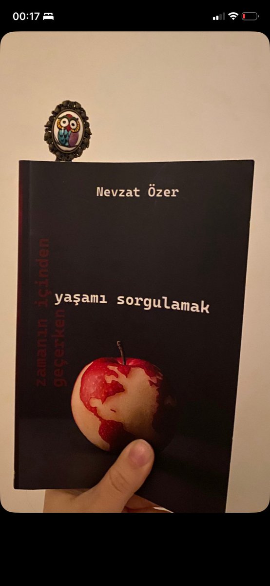 eminebdrm's tweet photo. Bir kitap düşünün ki her satırının altını çizmek istiyorsunuz. 
Eğitimci bir kalemin anlatımıyla, alıntılarla,kaynakçayla buram buram emek kokan bir kitap. İlk sayfalardan size “dur” diyor. “dur ve kendinle yüzleş”Ne mutlu yüzleşebilenlere.   
-Nevzat Özer-Yaşamı Sorgulamak https://t.co/P4cR0WDdnT