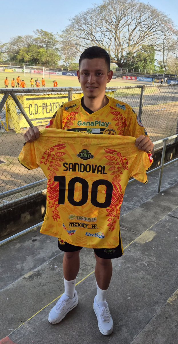 Emerson Rivas Sandoval cumplió 100 juegos en 1a división por lo que fue homenajeado por la dirigencia de <a href="/cdplatense_sv/">Club Deportivo Platense</a>