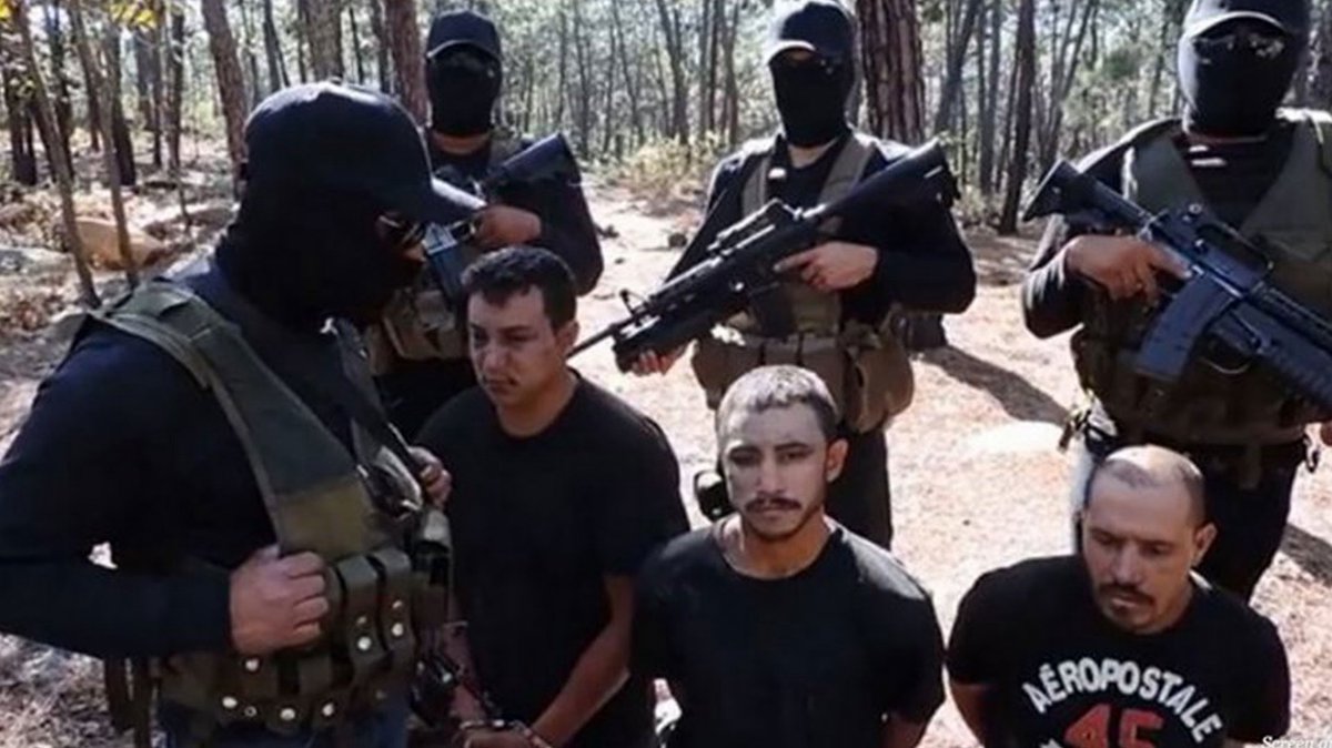 Abarca911's tweet photo. ¿Alguien tiene este video? Fue el primero que grabó y publicó el CJNG. Fue en 2014. Habían levantado a unos secuestradores que operaban en la región Norte Valles de Jalisco; entre los crímenes que confiesan está el secuestro de una hermana de un general del Ejército. Se dice que quien los interroga es El Mencho.