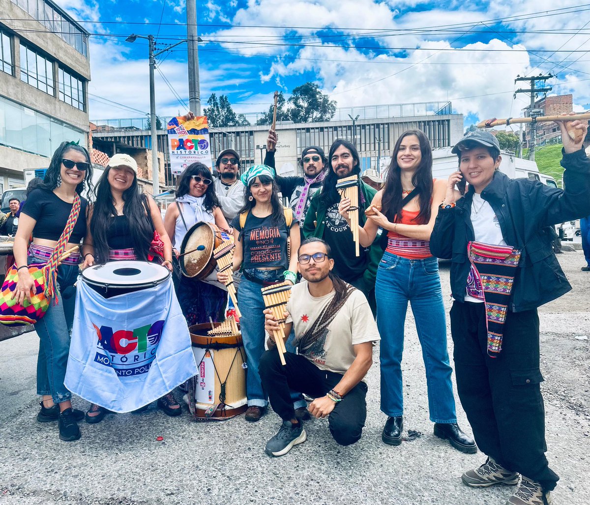 Voluntari@s de la Murga Andina Trencitas.
<a href="/IvanCepedaCast/">Iván Cepeda Castro</a> 
<a href="/PactoCol/">Pacto Histórico Oficial</a>