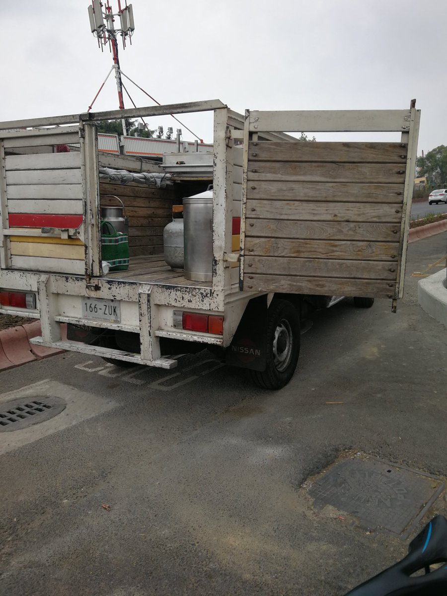 De las 8 a 10 am, estuvo este camión de transporte de tamales estacionado en la Ciclovía de  Calzada de Tlalpan y Don Luis. Obvio, es el turismo electoral del nefasto <a href="/LuisMendozaBJ/">Luis Mendoza Acevedo</a>.
Lo quité cuando volví a pesar.😠
En <a href="/SCPPyBG/">Concertación Política CDMX</a>, <a href="/OVIALCDMX/">OVIAL_SSCCDMX</a> prometió operativos continuos, por favor