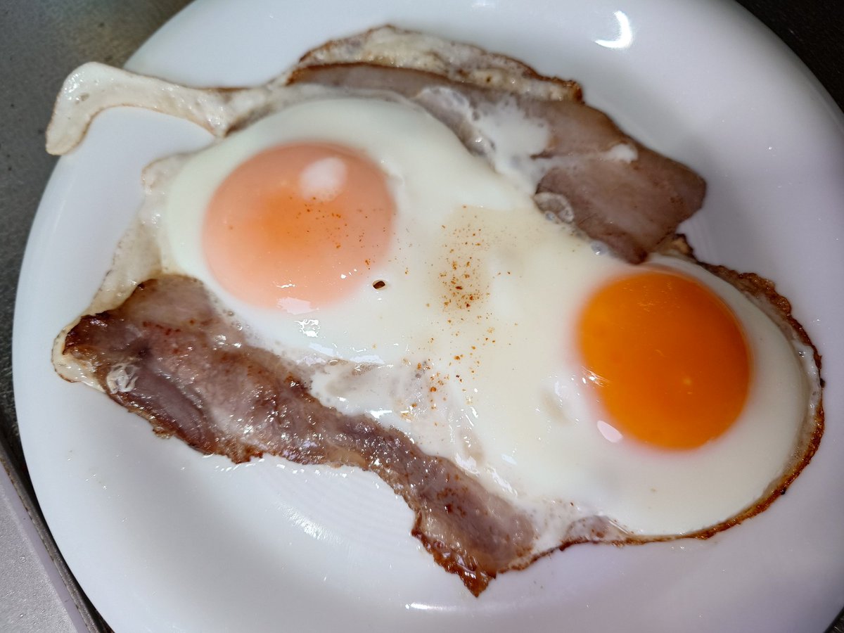 sattosatto900's tweet photo. なんちゅうもんを食わせてくれたんや… なんちゅうもんを…これに比べるとスーパーで売ってる添加物まみれのベーコンはあれはあれで悪くないで https://t.co/qgmT7QSvBB