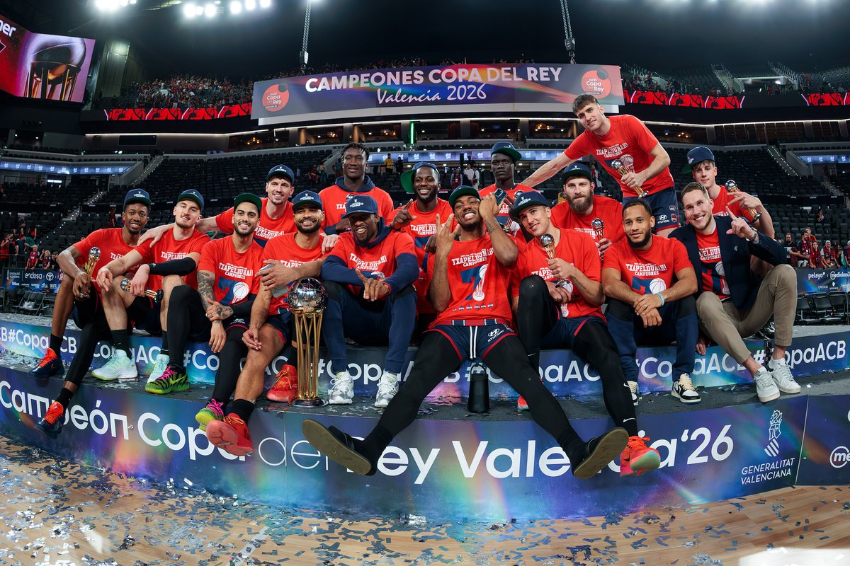 🏆 Kosner <a href="/Baskonia/">Kosner Baskonia</a> vuelve a ganar la #CopaACB 17 años después. Algunos detalles:

- 7º título en total
- 12 jugadores estrenan su palmarés en el torneo y Kurucs repite (la ganó en el 2018 como canterano del Barça)
- 5ª vez en la historia que un equipo elimina a Barça y Madrid en
