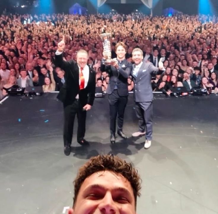 “no, i make oscar do it” “my arm’s not long enough” 

WE CAN TELL 😭😭