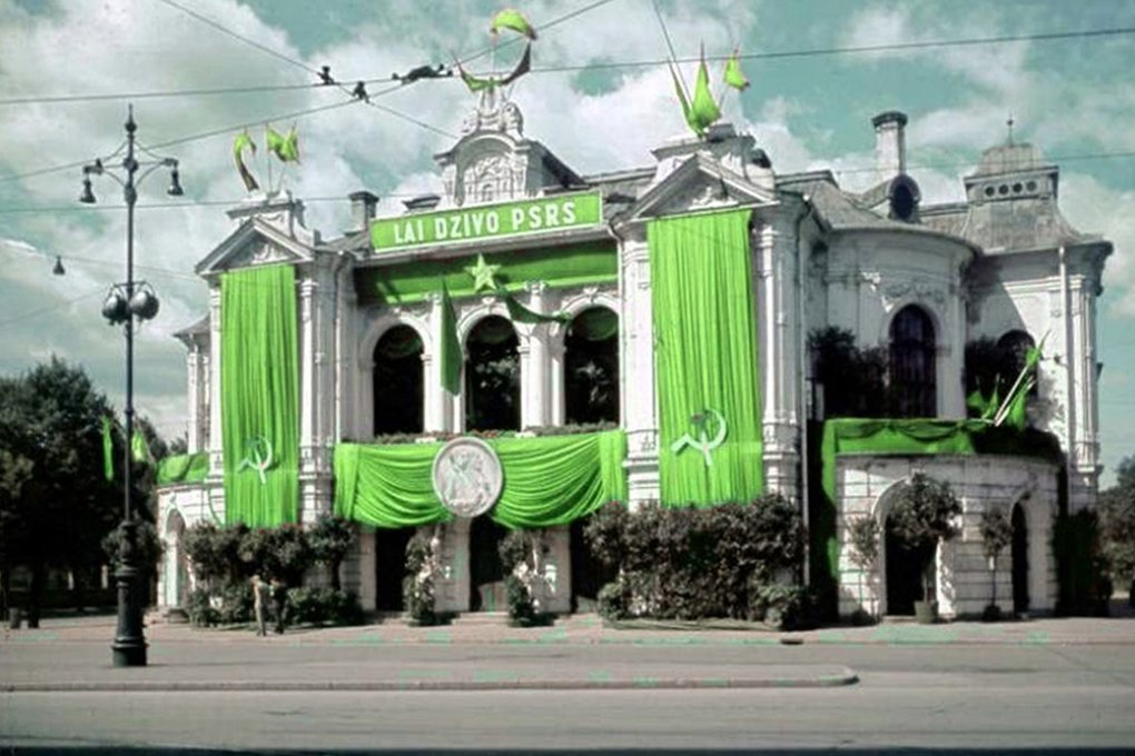 MarxistArtist's tweet image. Would the soviets still exist if they were green?