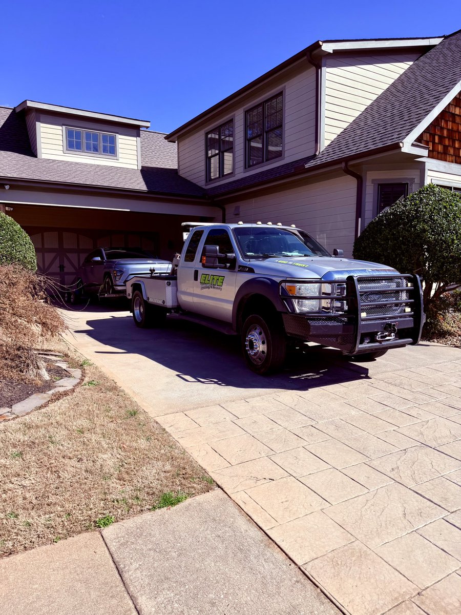 Hyundai Kona safely loaded and transported to Hyundai of Greenville for scheduled repairs. 🚗🔧

Handled with care, precision, and professionalism — the ELITE standard every time.

📞 24/7 Towing &amp; Transport Available
Reliable • Professional • ELITE

#EliteTowing #HyundaiKona