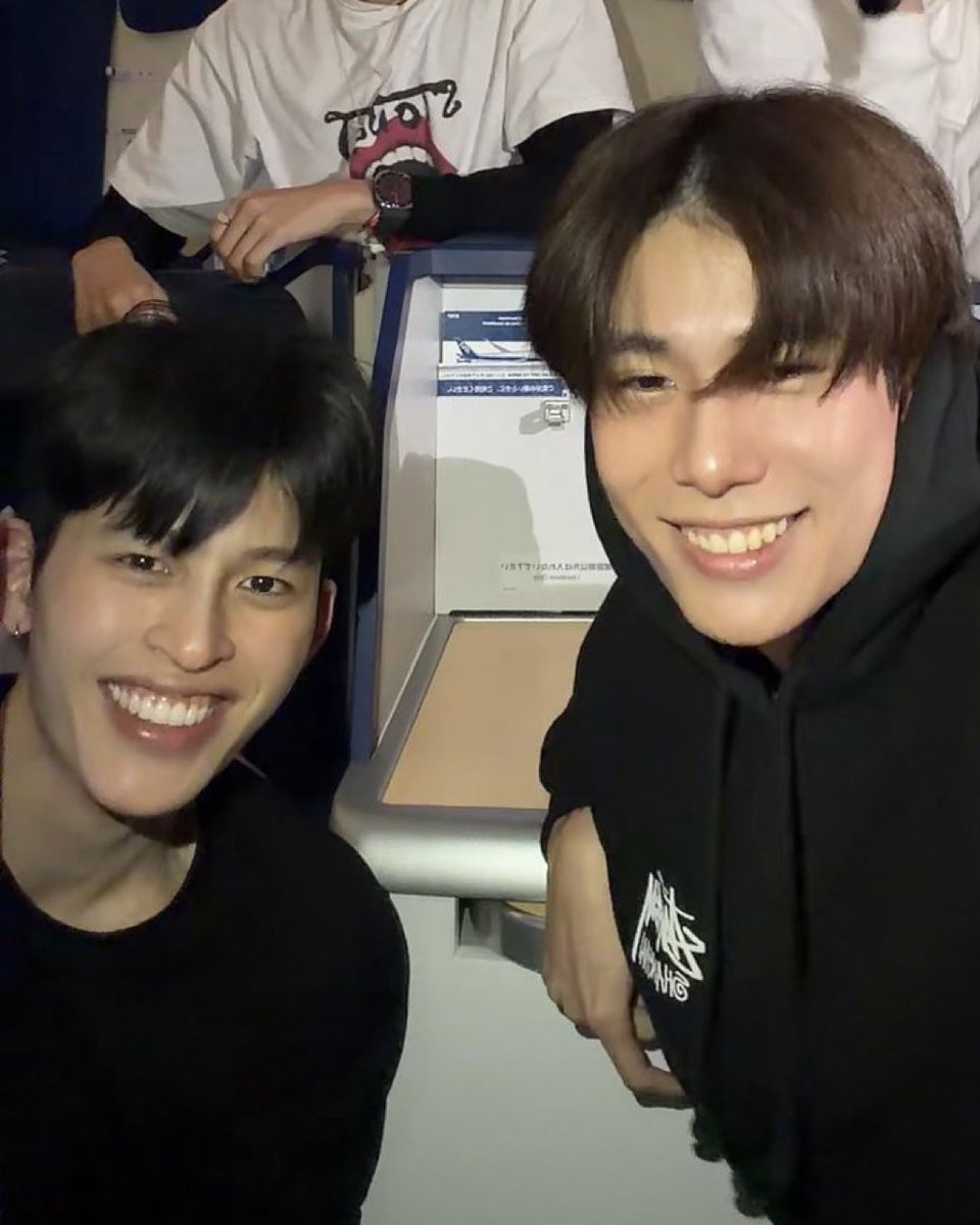 MsAi_PPW's tweet photo. the more you see them the more they look alike 😂 https://t.co/nmSyosEmX4