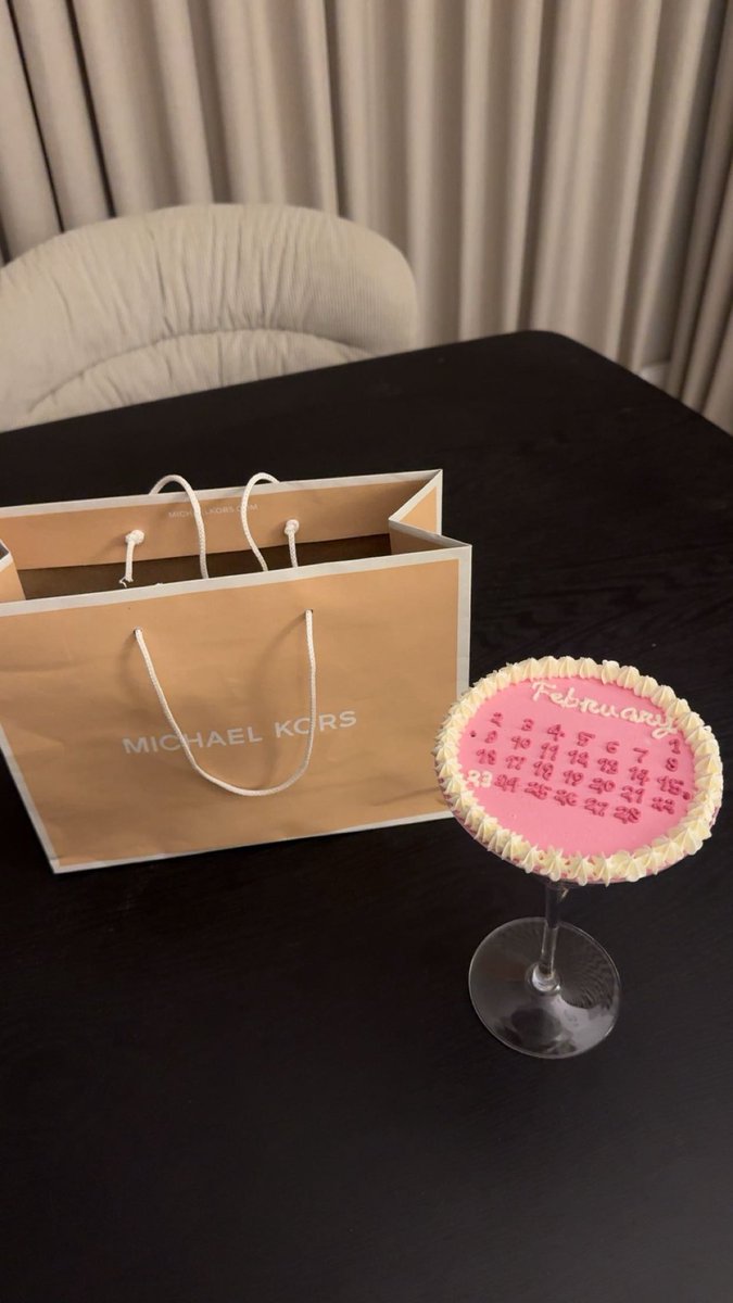 vluxl's tweet photo. It’s my birthday 🥰🥰 https://t.co/QDMgt7NPCG
