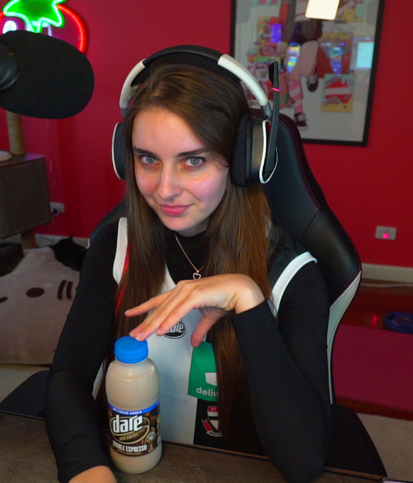 StreamerScammer's tweet photo. You'll never get a chance to talk to me irl loser.

The only thing you're good for is spamming donos and hoping I read your name out loud on stream~ 😇

You're just a revenue stream for me 😌 https://t.co/NXvz7g3X5L