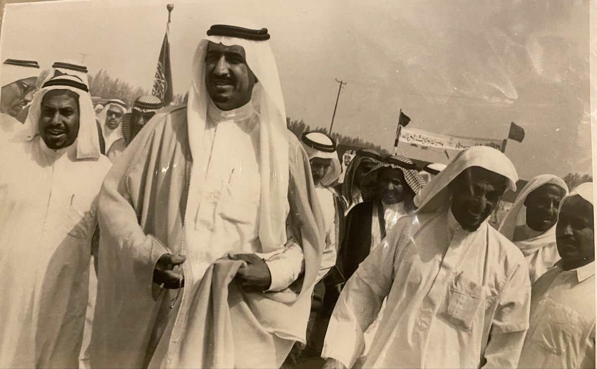 Adsd99's tweet photo. في ذكرى التأسيس الخالدة نستذكر خطوات المؤسس الباني العظيم الملك عبدالعزيز - طيب الله ثراه - الذي وطد أركان حكمه بجمع الكلمة وتوحيد الصف وشمل بنظرته وحكمته أرجاء الوطن ومواطنيه تآلفا�� وأمناً وعمراناً و تنميةً..

وفي هذه الإلماحة ترجع بنا الذاكرة الى شهر صفر من عام 1392هـ  عندما شرّف خادم الحرمين الشريفين الملك سلمان بن عبدالعزيز حفظه الله اهالي ( مرات )ً بزيارة خاصة عندما كان أميراً للرياض آنذاك ، وقد أقيم بمناسبة الزيارة حفل استقبال بهيج مقابل قصر الملك عبدالعزيز في مرات وفي نفس موقع المخيم الملكي الذي كان ينصب ��لملك المؤسس رحمه الله والذي كان يستقبل فيه وفود الأهالي من مرات وما جاورها أو من الضيوف الذين يلحقون به بعد مغادرته الرياض متجهاً إلى مكة المكرمة أو عند العودة منها حيث يقيم في مرات يومين أو ثلاثة في كل موسم حج منذ ما بعد فتح مكة عام 1343هـ وبعد أمره بإنشاء قصره في مرات عام 1350هـ حتى آخر زيارة له رحمه الله إلى الحجاز ، حيث تفد إليه الجموع في محطات توقفه في رحلاته الملكية تلك في كل من مرات والدوادمي والمويه التي أنشأ في كل منها قصرا مشيداً يضم مقراً رسمياً لإدارات الحكومة واحتياجاتها آنذاك.

في ذلك الحفل في حضرة الملك سلمان سلمه الله ومرافقيه الكرام ألقى سيدي الوا��د الشيخ حمد بن دعيج الدعيج حفظه الله كلمة أهالي مرات والتي سجلتها الإذاعة وحفظتها لنا ذاكرة السنين لنستمتع بأسلوب الكلمة وجمال الإلقاء الذي غلب عليه حماس وهمة روح الشباب وعميق وصدق وفاء الولاء ، ولنطلع على اسلوب الخطاب والجمل والتراكيب اللغوية السائدة في تلك الحقبة الزمنية قبل خمسة وخمسين عاماً قبل الطفر�� وخطط التنمية التي عاشتها بلادنا الغالية.

يقول والدي سلمه الله لنا عن تلك المناسبة أنه في صبيحة ذلك اليوم كان يراجع كلمته وقبل وصول الضيف الكبير بساعة خطر على باله أن تكون بداية الكلمة أبيات شعر ترحيبية ، فانزوى جانباً وكتب على عجالة ثلاثة أبيات تنضح ترحيباً وفخراً واعتزازاً بأمير المنطقة آنذاك الملك سلمان سلمه الله ورعاه.. فقال :

بمثلك يا سلمان ُ نزهو ونفخرُ
ونبلغُ ما نرجو فلا نتأخرُ
مضاءٌ ورأيٌ واهتمامٌ وقوةٌ
وعزم شباب ٍ لا يلين ويفتر ُ
مكارم ُ أحساب ٍ رضعتم لِبانَها
فكان لكم في العزّ وِرد ٌ ومصدر ُ

فكانت تلك الأبيات المعبرة بداية للكلمة التي تشرف وا��دي بإلقائها بين يدي أمير المنطقة سلمان بن عبدالعزيز ومرافقيه الكرام من مسؤولين ومثقفين والذين كان منهم الشيخ عبدالله بن خميس رحمه الله والذي أبدى للوالد بعد نهاية الكلمة ثناءه وإعجابه بالكلمة وبما تضمنته من شعر وإلقاء.

ولا شك أن تلك الزيارة الميمونة تظل عالقة في الذاكرة بتفاصيلها للأهالي وخاصة من حضر ذلك الحفل حيث سمعت شخصياً من كثيرين كيف كانت مشاعرهم ذلك اليوم ، كما وتعبر تلك الزيارة عن حرص القيادة الحكيمة على تعزيز مسيرة التنمية ودعم احتياجات المدن واهلها آنذاك بما تحقق من تنمية في مختلف الجوانب لبلادنا الغالية حرسها الله.

وفيما يلي صوراً للمناسبة وفيديو متضمناً تسجيلاً صوتياً للكلمة
وهي فقرة من فقرات ذلك الحفل البهيّ بصوت سيدي الوالد وقبله صوت مقدم الحفل اللواء عبدالله بن إبراهيم الدايل حفظهما الله وأمد في عمريهما على طاعته ومرضاته.. والحمدلله رب العالمين
