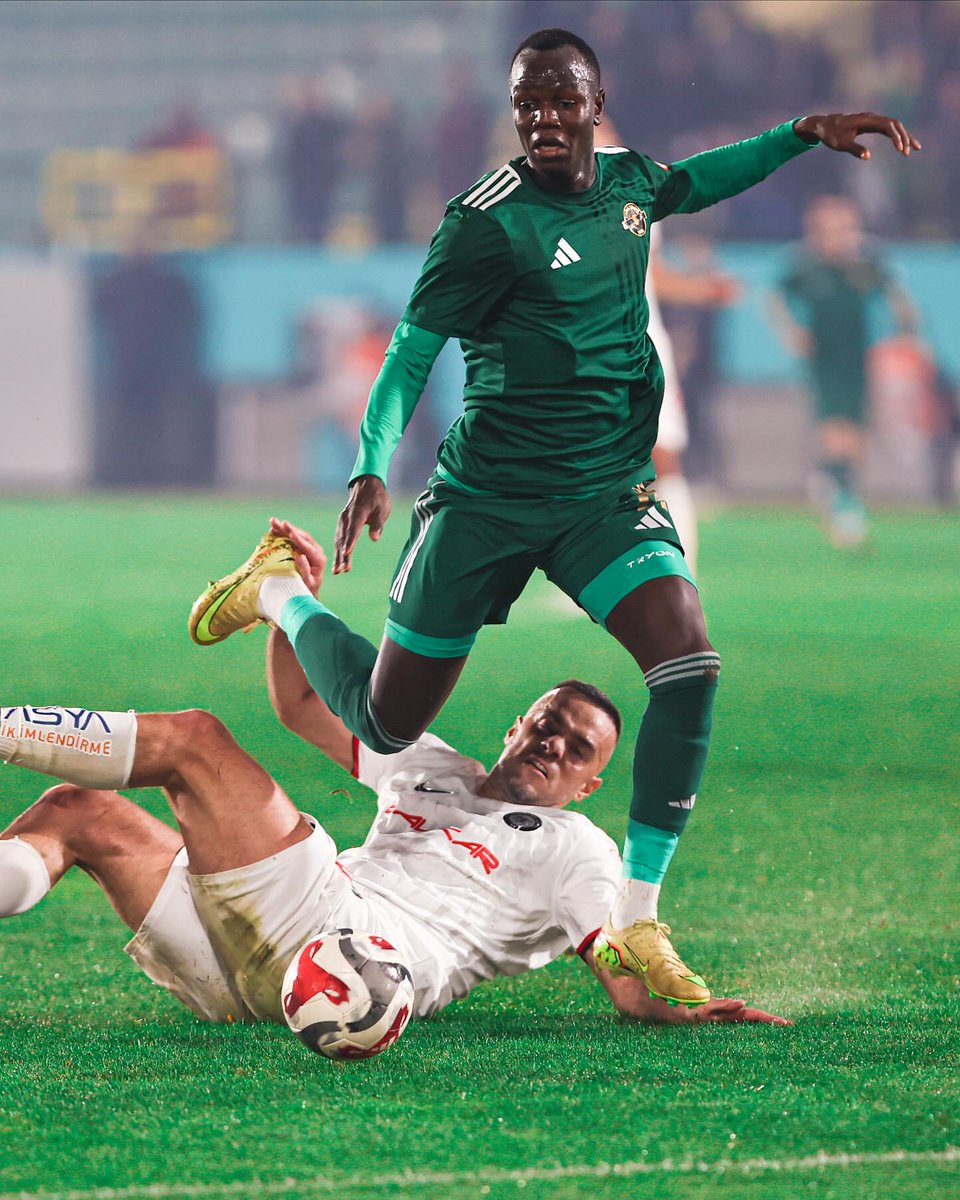 Çaykur Rizespor'umuzdan Esenler Erokspor'a 2 dönem kiralık giden oyuncumuz Mame Mor Faye, 1. Lig'de fırtına gibi esmeye devam ediyor.

20 yaşındaki Senegalli kanat oyuncusu takımdaki 2 santrfordan sonra en çok skor tabelasını değiştiren oyuncu oldu.

25 maçta 9 gole ulaşan oyuncu