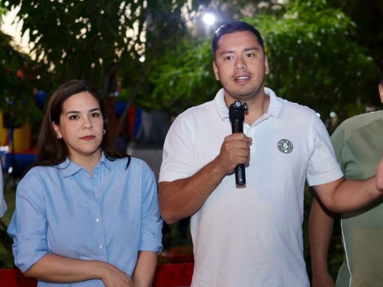 ANIBALCORO's tweet image. DURA DERROTA DE PRIETO EN LA CAPITAL

La interna de la oposición en Asunción dejó una señal política contundente: Miguel Prieto, instalado mediáticamente como un supuesto líder nacional, no logró trasladar su influencia política fuera de Ciudad del Este.

Prieto desembarcó en la