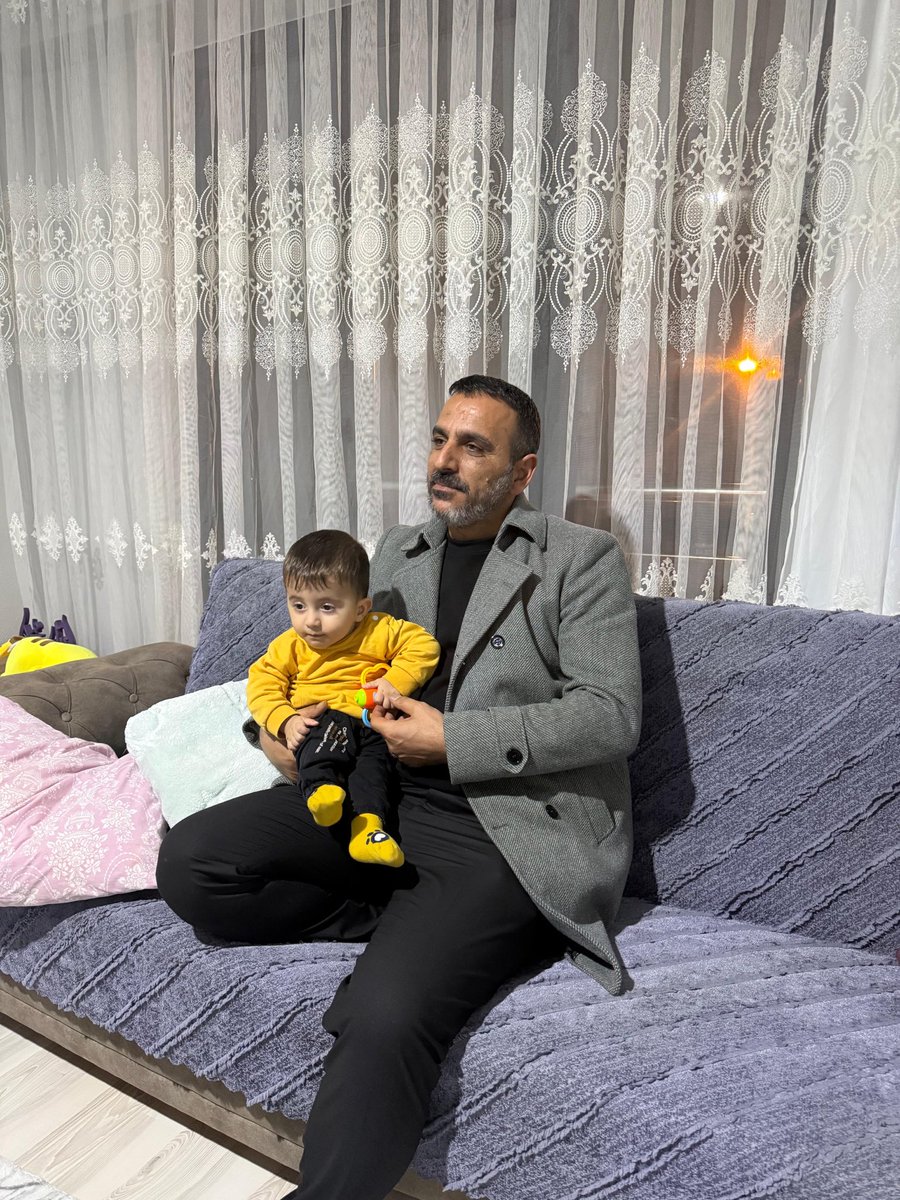 mirbeyoglu12's tweet photo. Bingöl’ün tek SMA hastası olan Efrahim bebeğimizi evinde ziyaret ettik. O masum bakışların, o küçücük yüreğin verdiği umut hepimizi derinden etkiledi.

Şimdi siz kıymetli kardeşlerimize sesleniyoruz:
Gelin hep birlikte el ele verelim, şu küçük mahzun yavrumuzun elinden tutalım. Belki bir sigara parası, belki bir kahve bedeli… Ama bir araya geldiğinde bir cana nefes olacak, bir yavrumuzun hayata tutunmasına vesile olacaktır.

Unutmayalım ki;
“Kim bir canı kurtarırsa bütün insanlığı kurtarmış gibi olur.” (Maide 32)

Efrahim bebeğin tedavisi için başlatılan kampanya Bingöl Valiliği izinli olarak yürütülmektedir. Bu mübarek Ramazan ayının hürmetine, duyarlı tüm kardeşlerimizi katkı sunmaya davet ediyoruz.

Bağış Bilgileri
IBAN: 600001000302588272175006
Alıcı: Recep Gökalp

Rabbim yapılan her hayrı kat kat mükâfatlandırsın. Gelin, bu Ramazan’da bir mucizeye birlikte vesile olalım.