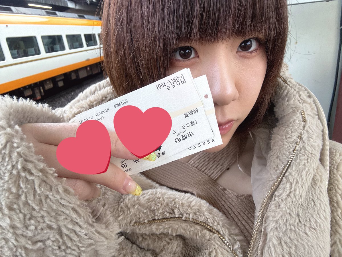 朝起きたら充電器ちゃんと刺さってなくて携帯の充電20パーでないてるな