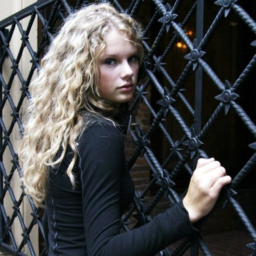 torturedz's tweet photo. morro com ela saindo diretamente do set de thirteen (2003) nessas fotos pre debut https://t.co/YoLHGI1n3e