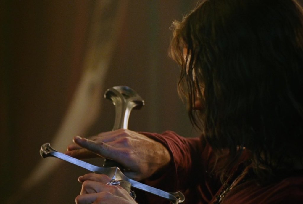 eldarielentari's tweet photo. something about the way this man grasps a sword https://t.co/hAID6ouFSP