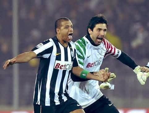 FTBLsection's tweet image. Felipe Melo on Buffon: 

“I hope this doesn’t stir up any controversy, but I’m going to share something few people know: when Juventus played at home, we used to stay at a hotel inside a shopping mall in Turin.

There was a movie theatre there, and we’d go to the rooms, not to