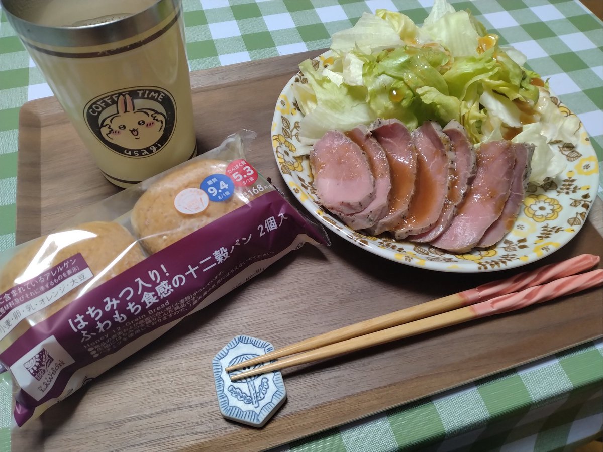 朝ごはんよー 豚ひれ肉のローストポーク🐖 レタス LAWSONのはちみつ