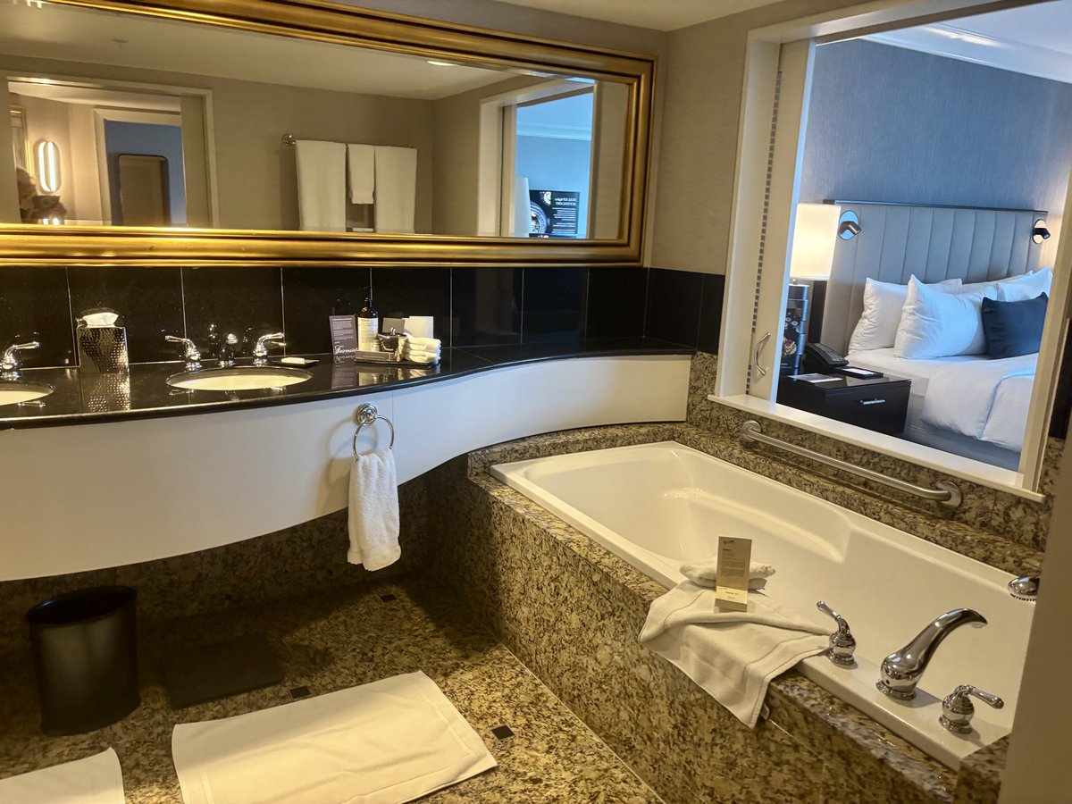 tenaciouspita's tweet image. Current status stuck at YVR Fairmont due to flight ✈️ delay 
#FlightDelay 
#LongDay