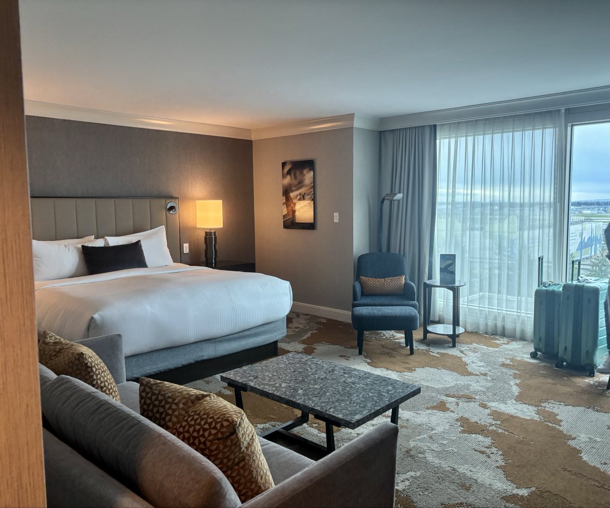 tenaciouspita's tweet image. Current status stuck at YVR Fairmont due to flight ✈️ delay 
#FlightDelay 
#LongDay