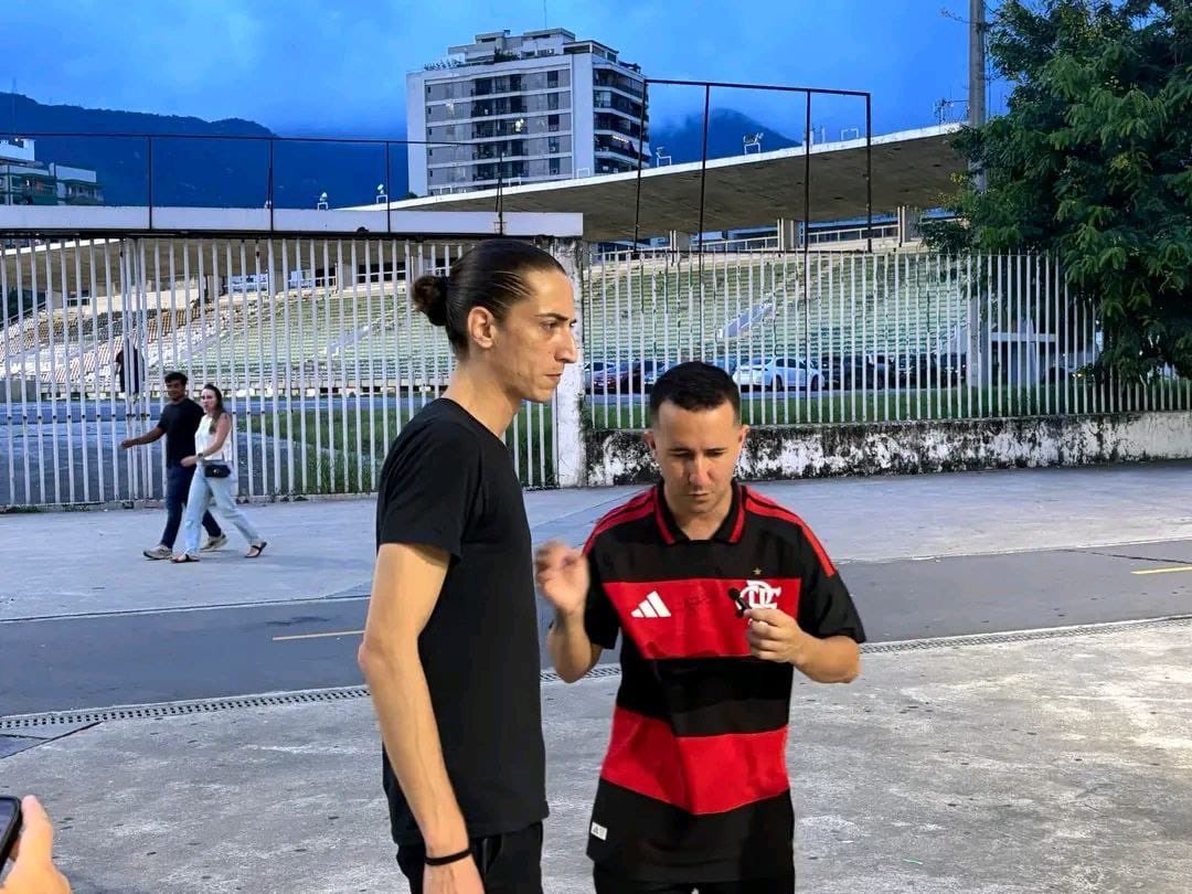 Sósia do Filipe Luís nos arredores do Maracanã. Parece ou não com o técnico do Flamengo? 🤣