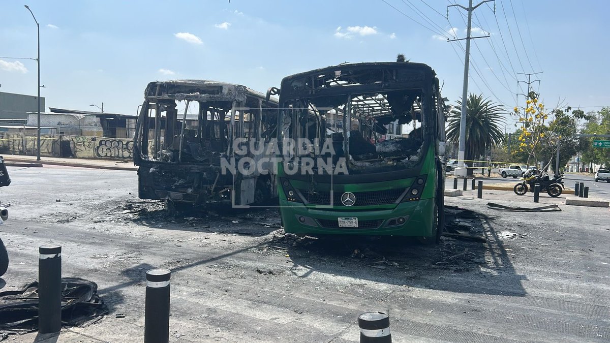 GNocturnaMX's tweet photo. El gobernador @PabloLemusN informó que Jalisco se encuentra en Código Rojo.

⚠️ Se reitera la recomendación a la población de evitar salir de sus hogares y mantenerse informada a través de canales oficiales.

Los enfrentamientos se registran en diversas entidades federativas. En breve, autoridades federales estarán emitiendo información oficial sobre estos acontecimientos.
#GuardiaNocturna