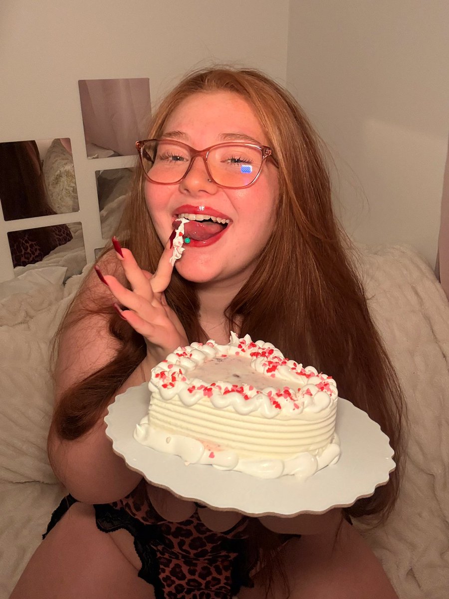 GPrincess555's tweet photo. Be honest… would you help me clean up? 🍰 https://t.co/21hjds58uG
