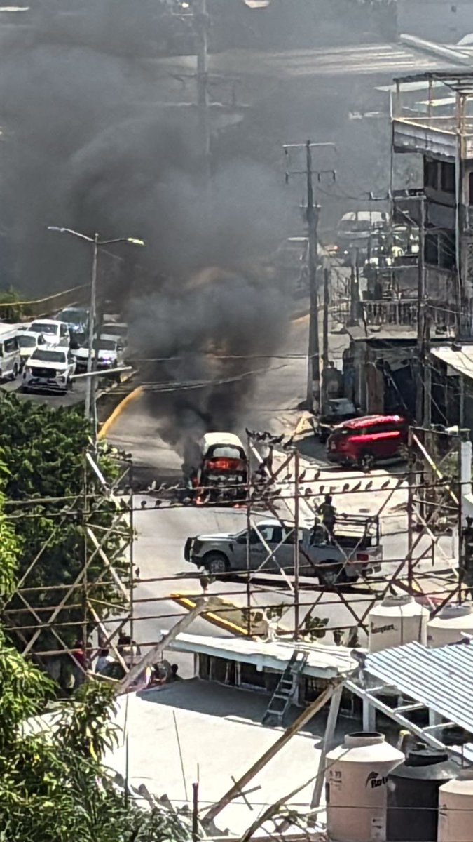 AcapulcoTrends_'s tweet photo. Tras el operativo en donde abatieron a Nemesio Oseguera "El Mencho", en Acapulco se han registrado la quema de vehículos.

Urbano en La Cima
Trailer en La Venta
Urvan en Mozimba
Camioneta pasajera en Bulevar Vicente Guerrero. https://t.co/7QqYbuvxrB