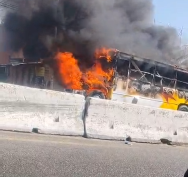 AcapulcoTrends_'s tweet photo. Tras el operativo en donde abatieron a Nemesio Oseguera "El Mencho", en Acapulco se han registrado la quema de vehículos.

Urbano en La Cima
Trailer en La Venta
Urvan en Mozimba
Camioneta pasajera en Bulevar Vicente Guerrero. https://t.co/7QqYbuvxrB
