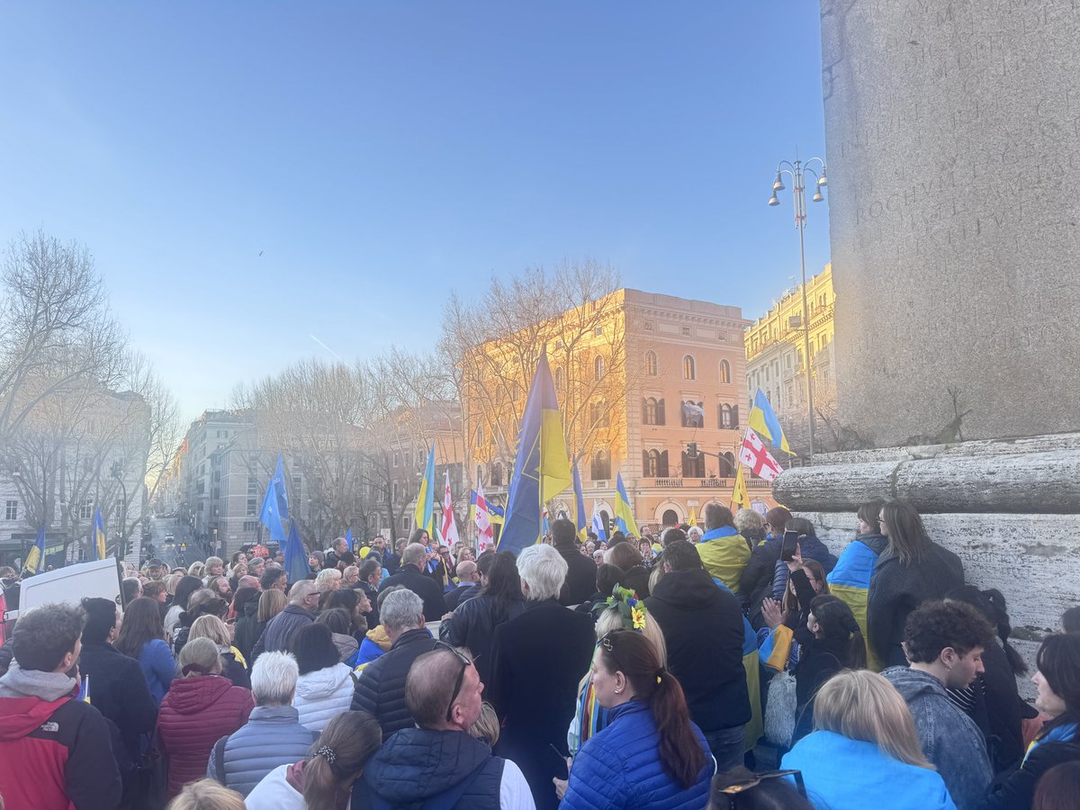 NonaMikhelidze's tweet photo. Oggi a Roma il corteo per l’Ucraina! https://t.co/cZ2xDIcecT