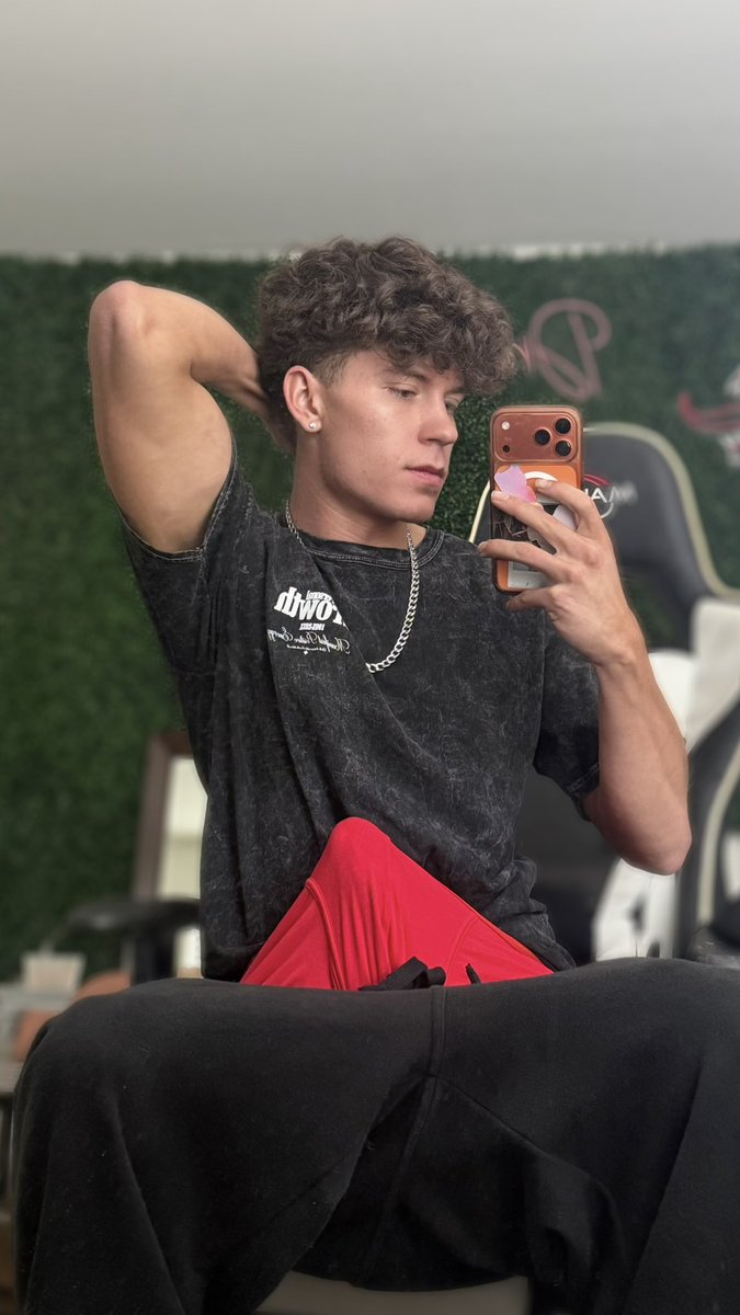 Drake Von ✩ tweet media