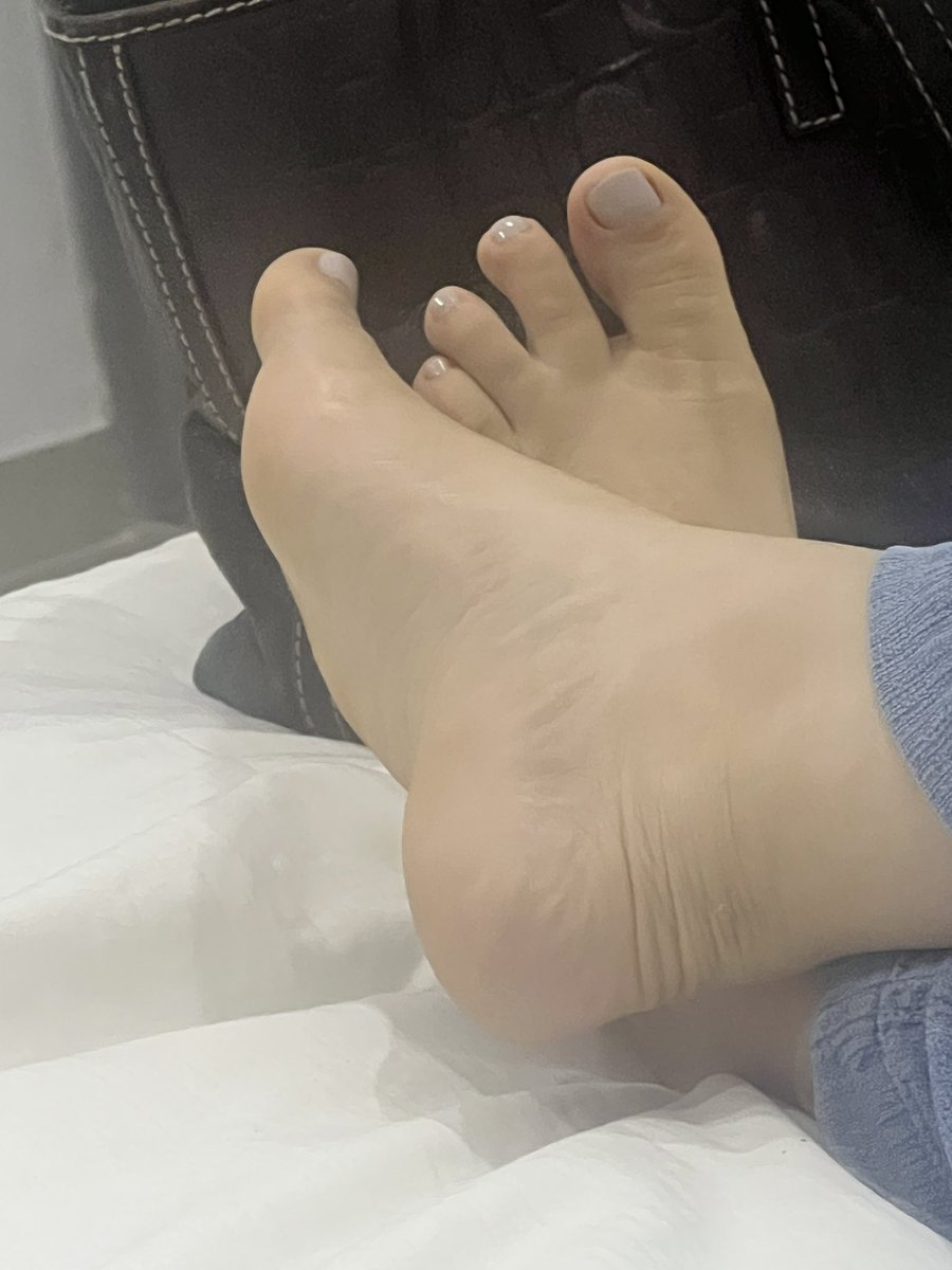 OnlyFeet019's tweet photo. Cross feet and new color ! 
💛🖤💗 https://t.co/4zRG7gRsSm