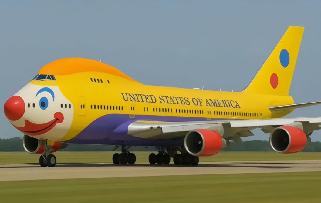 DVerkman's tweet photo. The new Donald Trump Air Force One paint scheme. https://t.co/Fd7tD6pWmb