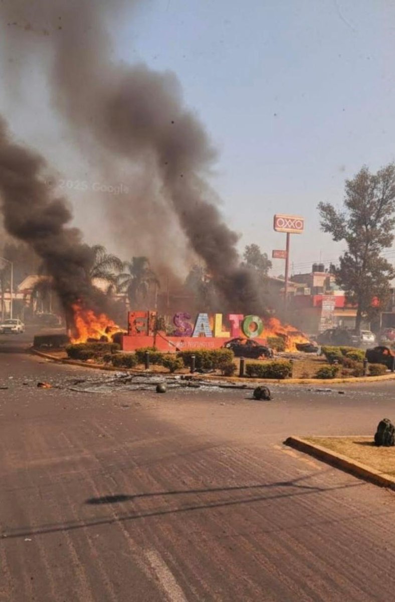 #CodigoRojoJalisco| asi la glorieta que da la bienvenida al municipio de El Salto #Jalisco.