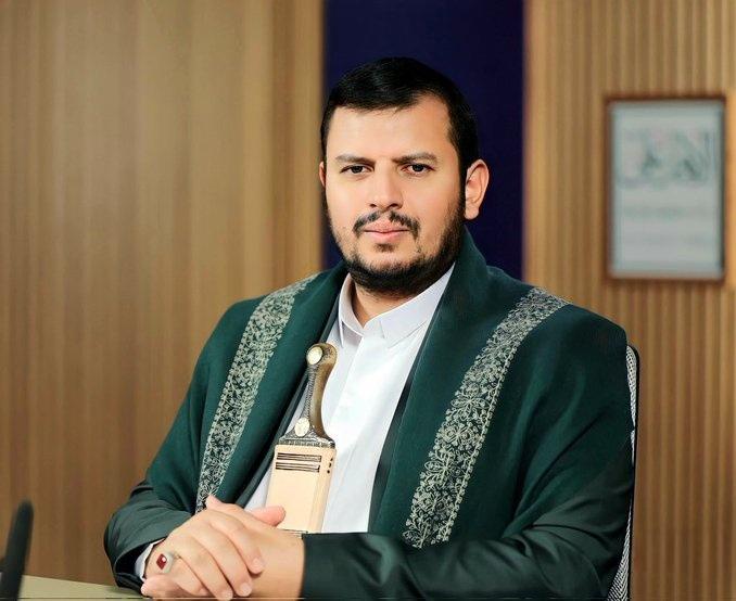 والله كلامه يوجع القلب ويفتح العين في نفس الوقت، أنت تقول إنك جالس تتابع، تقرأ قرآن شوي، تخرج تروح تمشي، تمل وفجأة تسمع صوت عدوك اللي النظام يسميه عدو يعني الحوثي وتشوف ويش يقول، وتدخل بهالنمط تسمع كلامه، وفجأة يتغير موقفك تماماً! تكتشف إن اللي يقولونه عنه طاغوت، إرههابي، كذا