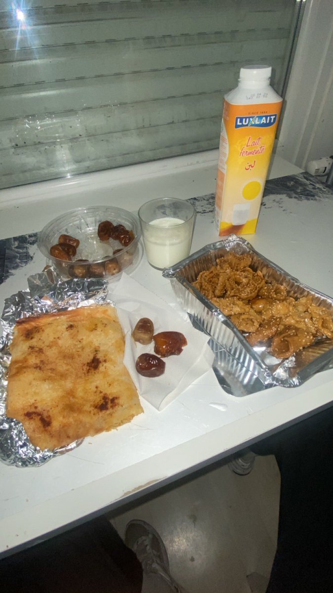 Ftohr  de mon voisin marocain qui me ramène chebekia et bastella au poulet pour le ftohr wallah c’est un bon 
🇲🇦🇲🇦🇲🇦❤️❤️❤️