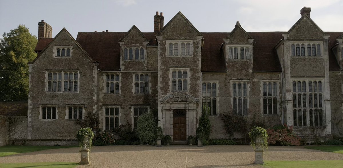 abridgertonlove's tweet image. sophie left the only place she’s truly felt safe thinking she could never return ☹️